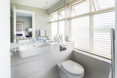 Twin Room | Bathroom | Free toiletries, hair dryer, towels