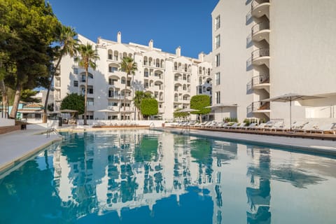 Seasonal outdoor pool, pool umbrellas, sun loungers