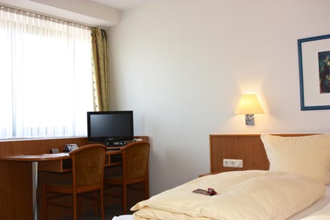 Basic Double Room, 1 Bedroom | In-room safe, desk, iron/ironing board, free WiFi