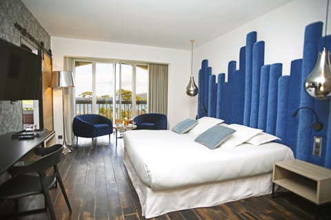 Deluxe Double or Twin Room, Sea View | Minibar, in-room safe, individually decorated, individually furnished