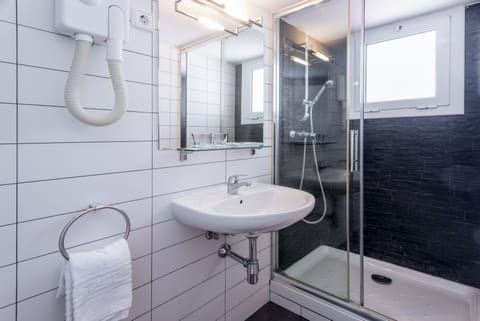 Superior Double Room, Private Bathroom | Bathroom | Free toiletries, towels