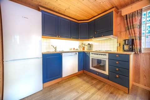 Standard Cabin, 3 Bedrooms | Private kitchen | Full-size fridge, microwave, oven, stovetop