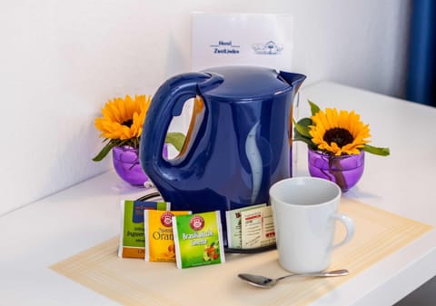 Coffee/tea maker, electric kettle