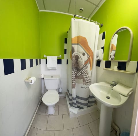 Basic Single Room, Non Smoking (8) | Bathroom | Shower, towels