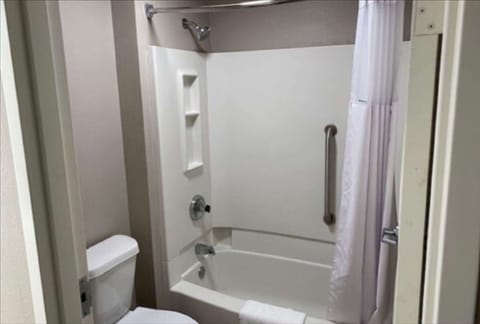 Combined shower/tub, free toiletries, hair dryer, towels