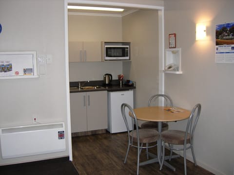 Business Room, 1 Bedroom | Private kitchenette | Fridge, microwave, stovetop, coffee/tea maker