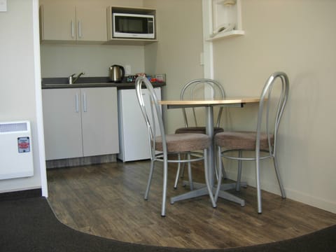 Business Room, 1 Bedroom | Private kitchenette | Fridge, microwave, stovetop, coffee/tea maker