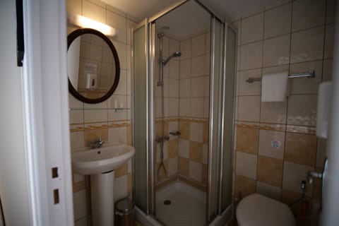 Standard Triple Room, Ensuite | Bathroom