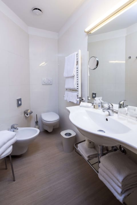 Standard Room, 1 Twin Bed, Non Smoking | Bathroom | Shower, free toiletries, hair dryer, bidet
