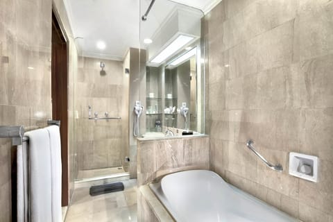 Executive Suite | Bathroom | Shower, free toiletries, hair dryer, bathrobes