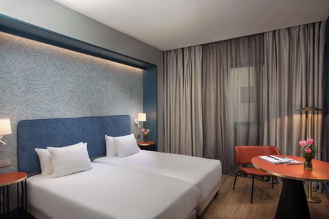 Standard Room | Minibar, in-room safe, desk, soundproofing