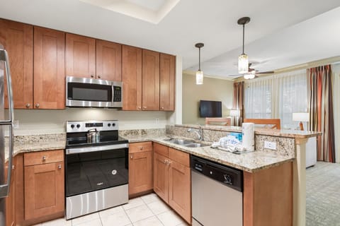 Condo, 3 Bedrooms | Private kitchen | Fridge, microwave, oven, stovetop