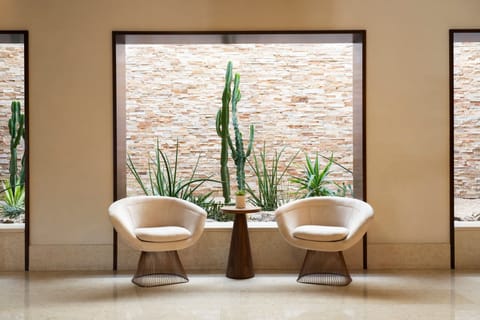 Cocktail bar, pool views, open daily