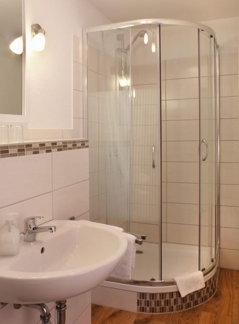 Basic Double Room | Bathroom | Shower, towels