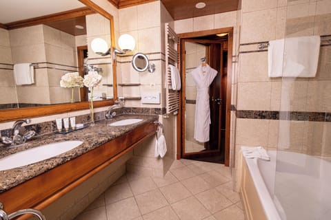 Deluxe Double Room, 1 King Bed | Bathroom | Combined shower/tub, hair dryer, bathrobes, slippers