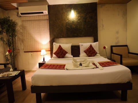 Executive Double Room, 1 King Bed | Minibar, in-room safe, desk, free WiFi