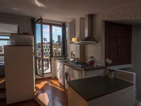 Studio | Private kitchenette | Fridge, microwave, stovetop, dishwasher