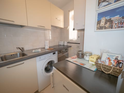 Apartment, 2 Bedrooms | Private kitchen | Full-size fridge, microwave, oven, stovetop