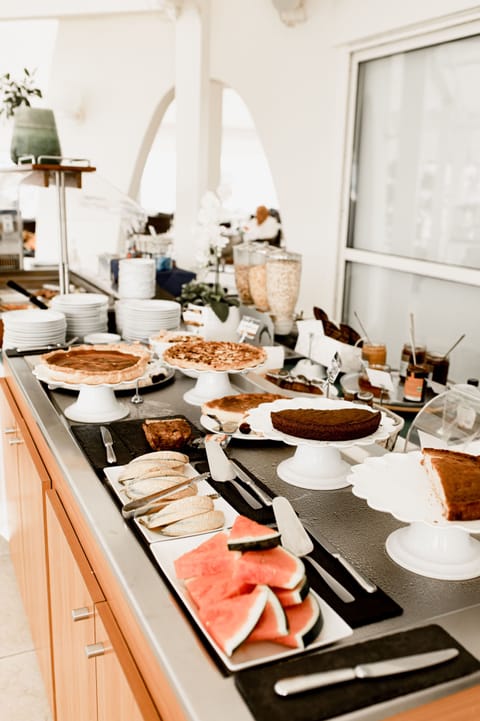 Daily continental breakfast (EUR 19 per person)