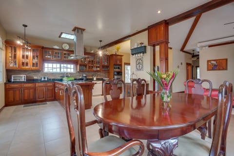 Family House, 3 Bedrooms, Mountain View, Mountainside | In-room dining