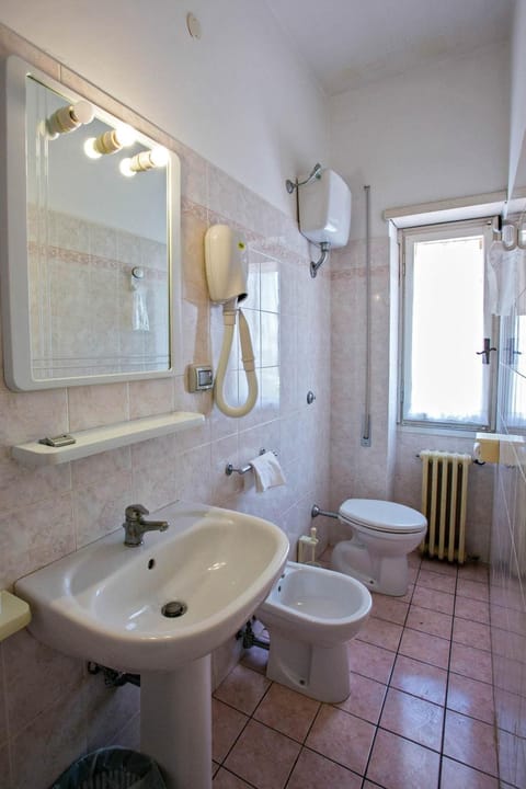 Shower, free toiletries, hair dryer, bidet