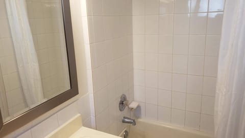 Combined shower/tub, free toiletries, hair dryer, towels