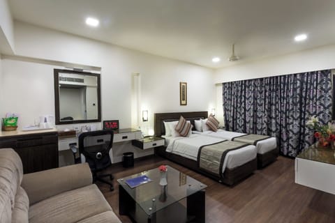 Club Double Room, 1 Bedroom | Minibar, in-room safe, desk, iron/ironing board