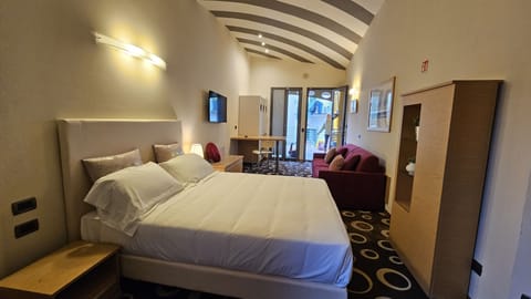 Superior Apartment | Desk, blackout drapes, soundproofing, free WiFi