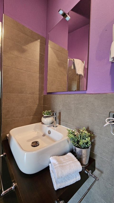 Standard Apartment | Bathroom | Shower, free toiletries, hair dryer, bidet