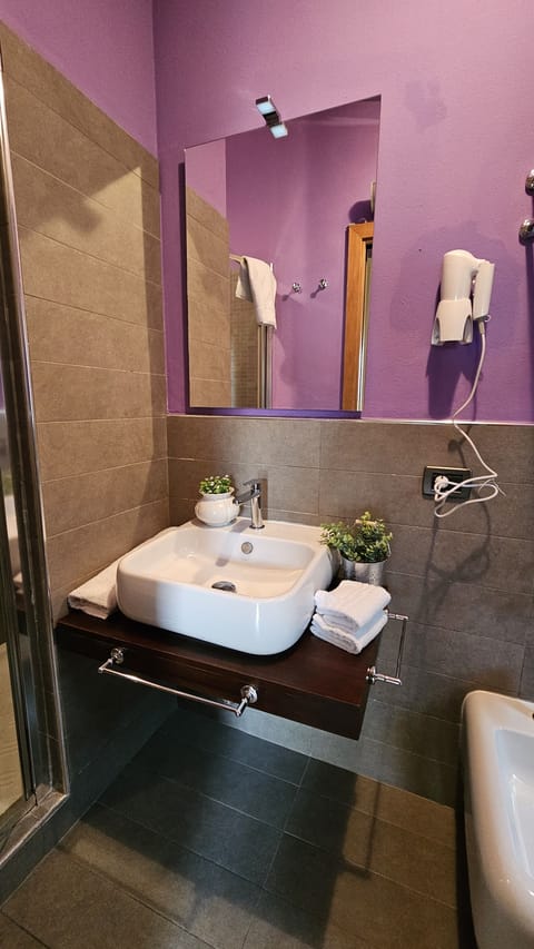 Standard Apartment | Bathroom | Shower, free toiletries, hair dryer, bidet