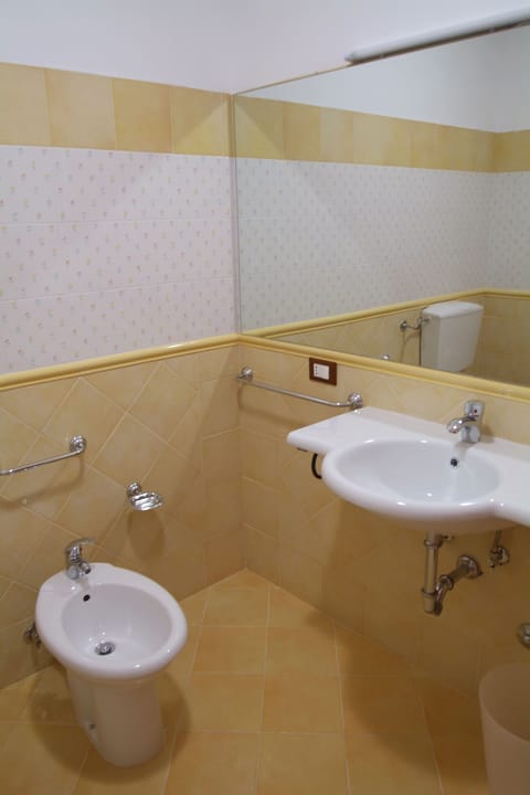 Standard Triple Room | Bathroom | Shower, free toiletries, hair dryer, bidet