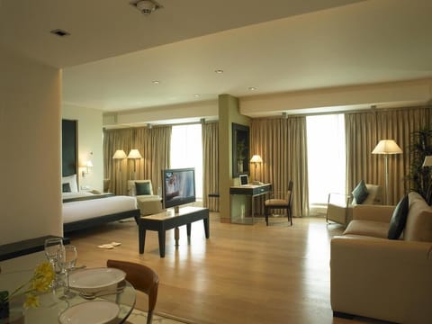 Executive Suite, 1 King Bed | 1 bedroom, premium bedding, pillowtop beds, minibar