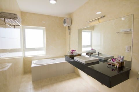 Luxury Suite | Bathroom | Shower, slippers, towels