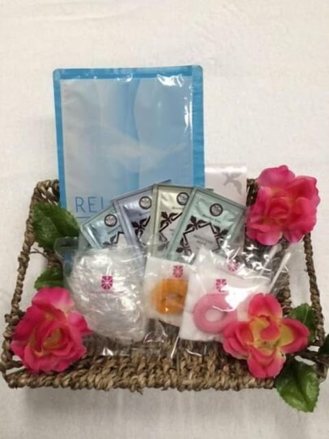 Combined shower/tub, deep soaking tub, free toiletries, hair dryer