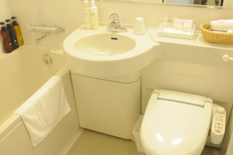 Combined shower/tub, deep soaking tub, free toiletries, hair dryer
