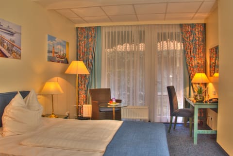 Single Room | In-room safe, desk, laptop workspace, blackout drapes