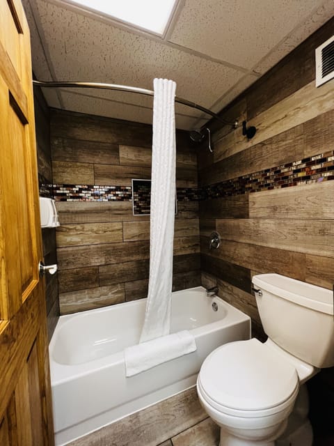 Deluxe Room (Non-Pet Friendly) | Bathroom | Combined shower/tub, free toiletries, hair dryer, towels