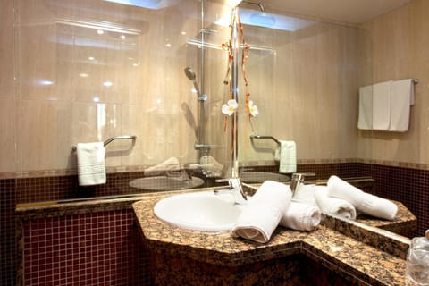 Deep soaking tub, free toiletries, hair dryer, towels