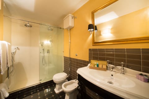 Deluxe Double or Twin Room, Private Bathroom | Bathroom | Shower, rainfall showerhead, free toiletries, hair dryer