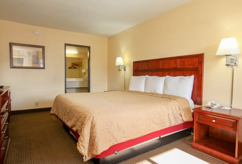 Standard Room, 1 King Bed | Free WiFi, bed sheets