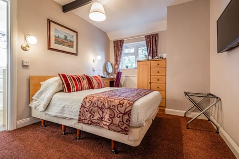 Double Room, Ensuite | Desk, iron/ironing board, free WiFi, bed sheets