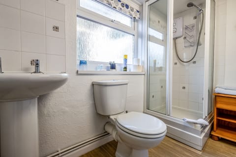 Double Room, Private Bathroom (Balcony and private bathroom) | Bathroom | Free toiletries, towels