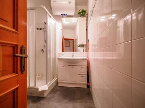 Basic Double Room | Bathroom | Shower, rainfall showerhead, eco-friendly toiletries, hair dryer