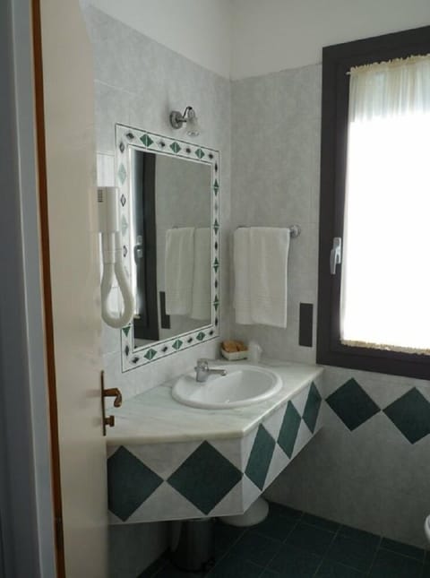 Triple Room | Bathroom | Shower, free toiletries, hair dryer, bidet