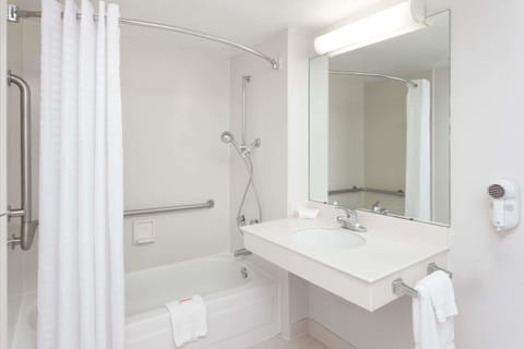 Combined shower/tub, free toiletries, hair dryer, towels