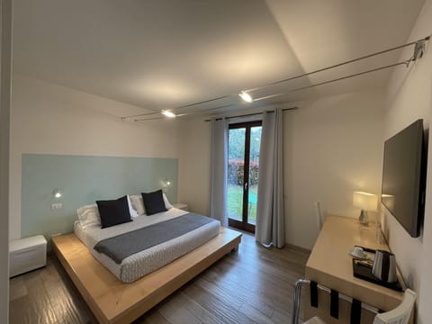 Double or Twin Room, Garden View | Minibar, in-room safe, desk, soundproofing