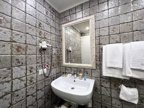 Deluxe Triple Room | Bathroom | Shower, free toiletries, hair dryer, bathrobes