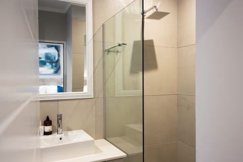 King/Twin Rooms | Bathroom | Shower, free toiletries, hair dryer, towels