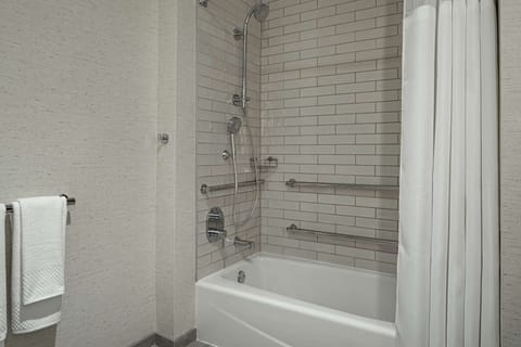 Combined shower/tub, free toiletries, hair dryer, towels