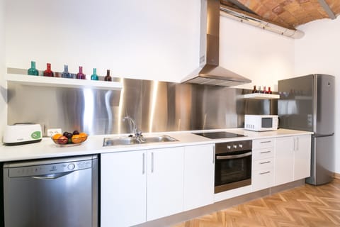 Apartment, 4 Bedrooms (Comfort II, Ronda Universitat 15) | Private kitchen | Full-size fridge, microwave, oven, stovetop